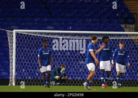 Die Spieler von Ipswich Town reagieren, nachdem sie ein drittes Tor zugestanden haben, um West Ham United 3-2 zu gewinnen – Ipswich Town gegen West Ham United, FA Youth Cup Sixth Round, Portman Road, Ipswich, Großbritannien – 22. Februar 2023 Stockfoto