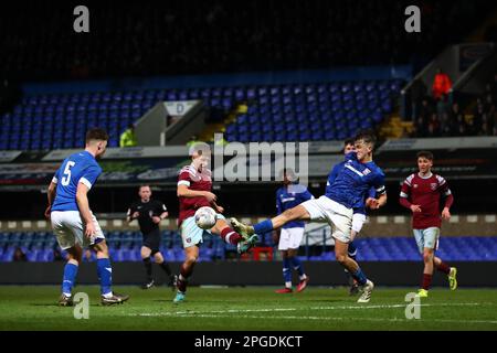 Finley Barbrook von Ipswich Town und Callum Marshall von West Ham United - Ipswich Town / West Ham United, FA Youth Cup Sixth Round, Portman Road, Ipswich, Vereinigtes Königreich - 22. Februar 2023 Stockfoto