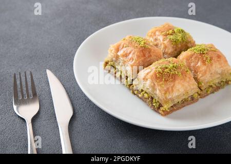 Pistazien-türkisches Baklava auf einem weißen Teller. Traditionell köstliches türkisches Baklava Stockfoto