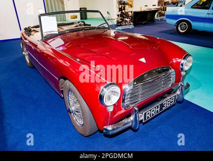 Dreiviertel Vorderansicht eines Roten, 1954, Swallow Doretti, ausgestellt auf der London Classic Car Show 2023 Stockfoto