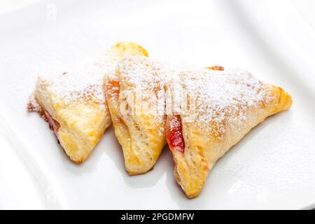 hausgemachte Blätterteig gefüllt mit Erdbeer-Marmelade Stockfoto