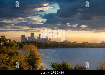 Der Sonnenaufgang beleuchtet die Landschaft in Minneapolis und Lake Calhoun, Minnesota. Stockfoto