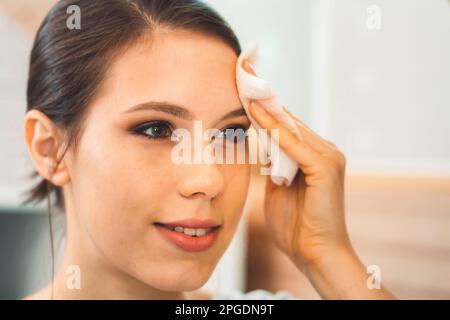 Nahaufnahme Frau entfernt Make-up von ihrem Gesicht mit Mikellar Wasser auf einem Wattepad Stockfoto