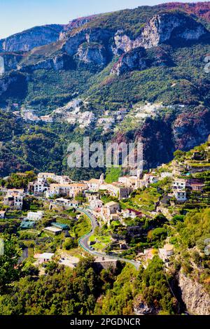 Wenn Sie den Hügel von Amalfi wegfahren, fahren Sie durch kleine Dörfer an der Westküste von Kampanien, Italien. Stockfoto