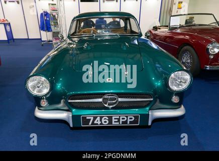 Vorderansicht eines 1958, Green, Peerless GT, ausgestellt auf der London Classic Car Show 2023, Stockfoto