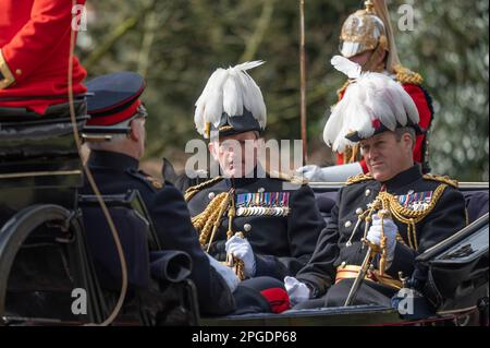 Hyde Park, London, Großbritannien. 22. März 2023. Generalmajor Christopher Ghika CBE, Inspektion des Kavallerie-Regiments. Die Generalinspektion ist die jährliche Prüfung der Fähigkeit des Regiments, die Feierlichkeiten des Staates für das Jahr auszuüben. Während der Parade treiben die Männer, Frauen und Pferde, einschließlich der Household Cavalry Band mit ihren herrlichen Trommelpferden, über das Gras des Hyde Park in einem Schauspiel militärischer Präzision. Kredit: Malcolm Park/Alamy Live News Stockfoto