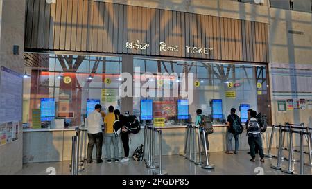 Bangalore, Karnataka, Indien-Oktober 26 2022: Wunderschöne moderne Innenarchitektur von Weltklasse im Sir M Visvesvaraya Terminal oder SMVB. Stockfoto