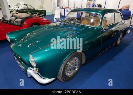 Dreiviertel Vorderansicht eines 1958, Green, Peerless GT, ausgestellt auf der London Classic Car Show 2023, Stockfoto