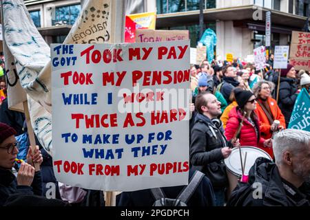London, Großbritannien. 15. März 2023. Lehrer zu Beginn des größten Protests seit Beginn der Streiks. Der "Budget Day"-Protest im Zentrum von London. Tausende marschierten durch die Straßen in Richtung Trafalgar Square, darunter Lehrer, Ärzte in der Ausbildung und Beamte, die sich alle um bessere Bezahlung und Arbeitsbedingungen bemühten. Insgesamt haben rund eine halbe Million Beschäftigte im öffentlichen Dienst im ganzen Land zu viel bezahlt. Stockfoto