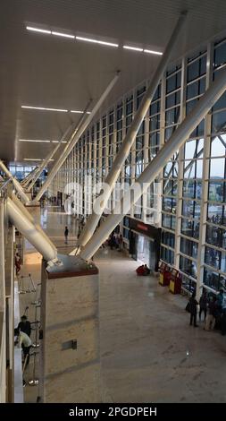 Bangalore, Karnataka, Indien-Oktober 26 2022: Wunderschöne moderne Innenarchitektur von Weltklasse im Sir M Visvesvaraya Terminal oder SMVB. Stockfoto