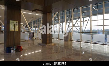 Bangalore, Karnataka, Indien-Oktober 26 2022: Wunderschöne moderne Innenarchitektur von Weltklasse im Sir M Visvesvaraya Terminal oder SMVB. Stockfoto