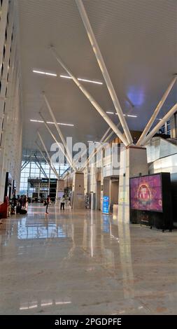 Bangalore, Karnataka, Indien-Oktober 26 2022: Wunderschöne moderne Innenarchitektur von Weltklasse im Sir M Visvesvaraya Terminal oder SMVB. Stockfoto