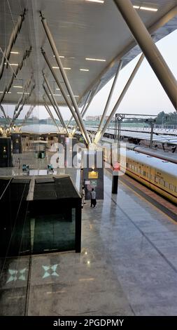 Bangalore, Karnataka, Indien-Oktober 26 2022: Wunderschöne moderne Innenarchitektur von Weltklasse im Sir M Visvesvaraya Terminal oder SMVB. Stockfoto