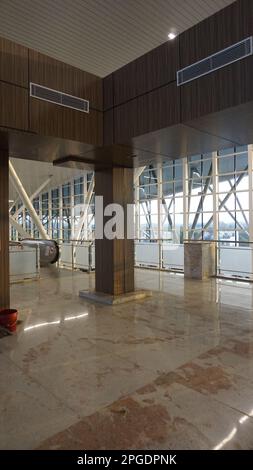 Bangalore, Karnataka, Indien-Oktober 26 2022: Wunderschöne moderne Innenarchitektur von Weltklasse im Sir M Visvesvaraya Terminal oder SMVB. Stockfoto