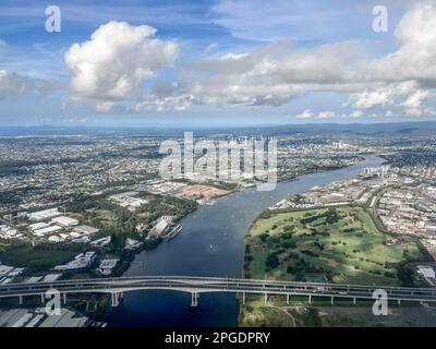 Luftaufnahme über die Sir Leo Hielscher Brücken über den Brisbane River und Stadtbild, Queensland, Australien Stockfoto