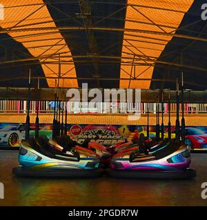 Die Dodgem-Autos warten in der Küstenstadt Bridlington in North Yorkshire auf den Beginn der Sommersaison. Stockfoto