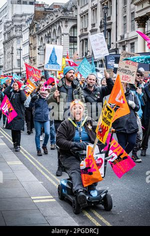 London, Großbritannien. 15. März 2023. Behindertenprotester auf Mobilitätsroller beim größten Protest seit dem Streik. Der "Budget Day"-Protest im Zentrum von London. Tausende marschierten durch die Straßen in Richtung Trafalgar Square, darunter Lehrer, Ärzte in der Ausbildung und Beamte, die sich alle um bessere Bezahlung und Arbeitsbedingungen bemühten. Insgesamt haben rund eine halbe Million Beschäftigte im öffentlichen Dienst im ganzen Land zu viel bezahlt. Stockfoto