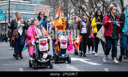 London, Großbritannien. 15. März 2023. Behinderte Demonstranten auf Mobilitätsrollern beim größten Protest seit Beginn der Streiks. Der "Budget Day"-Protest im Zentrum von London. Tausende marschierten durch die Straßen in Richtung Trafalgar Square, darunter Lehrer, Ärzte in der Ausbildung und Beamte, die sich alle um bessere Bezahlung und Arbeitsbedingungen bemühten. Insgesamt haben rund eine halbe Million Beschäftigte im öffentlichen Dienst im ganzen Land zu viel bezahlt. Stockfoto