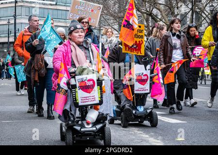 London, Großbritannien. 15. März 2023. Behinderte Demonstranten auf Mobilitätsrollern beim größten Protest seit Beginn der Streiks. Der "Budget Day"-Protest im Zentrum von London. Tausende marschierten durch die Straßen in Richtung Trafalgar Square, darunter Lehrer, Ärzte in der Ausbildung und Beamte, die sich alle um bessere Bezahlung und Arbeitsbedingungen bemühten. Insgesamt haben rund eine halbe Million Beschäftigte im öffentlichen Dienst im ganzen Land zu viel bezahlt. Stockfoto