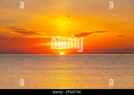 Sonnenuntergang über dem Tunesischen Ozean Stockfoto