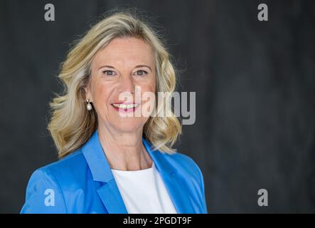 München, Deutschland. 22. März 2023. Katja Wildermuth, Generaldirektorin des Bayerischen Rundfunk (BR), während einer Fotosession für die Deutsche Presse Agentur im Rundfunkzentrum der Bayerischen Rundfunkgesellschaft (BR). Kredit: Peter Kneffel/dpa/Alamy Live News Stockfoto