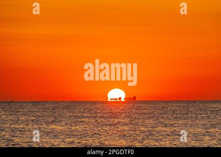 Sonnenuntergang über dem Tunesischen Ozean Stockfoto