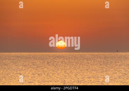 Sonnenuntergang über dem Tunesischen Ozean Stockfoto