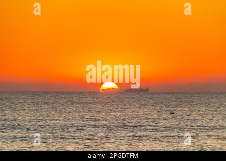 Sonnenuntergang über dem Tunesischen Ozean Stockfoto