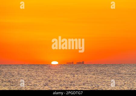 Sonnenuntergang über dem Tunesischen Ozean Stockfoto