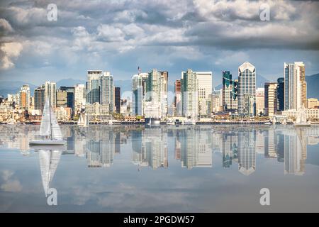 Die Skyline der Stadt im Hafen von San Diego von der anderen Seite der Bucht, Kalifornien, USA Stockfoto