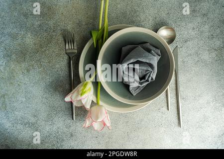 Nahaufnahme von oben auf eine Frühlingsplatz-Kulisse mit pinkfarbenen Tulpen Stockfoto