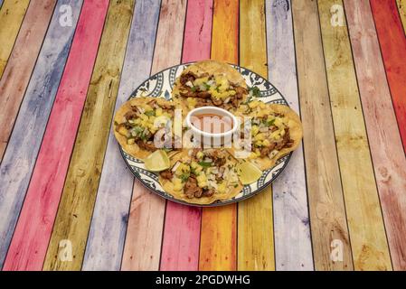 Derzeit sind Tacos als Fast Food weltweit verbreitet. Was jedoch international als Taco bekannt ist, sind amerikanisch beeinflusste Tacos Stockfoto