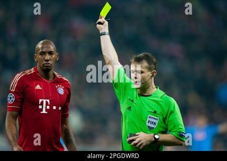 ARCHIVFOTO: Bjoern KUIPERS wird am 28. März 2023 50, Jerome BOATENG, Bayern (links), erhält gelbe Karte vom Schiedsrichter Bjoern (BjÃ¶rn) KUIPERS (NED). Fußball, Champions League, FC Bayern (FCB) – SSC Naples (NAP), 3:2/Gruppe A/Gruppenphase/4. Spieltag/am 2. November 2011 in München (MÃ nchen)/Deutschland. Â Stockfoto