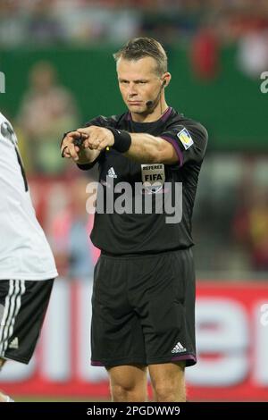 ARCHIVFOTO: Bjoern KUIPERS wird am 28. März 2023 50, Schiedsrichter Bjoern (Bj??ren) KUIPERS (NED), zeigt auf einen Strafpunkt. Fußball, WM-Qualifikation, Gruppe C, Österreich - Deutschland 1:2, am 11. September 2012 in Wien/ERNST - HAPPELSTADION/Österreich. ? Stockfoto