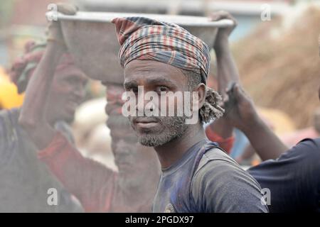 Narayanganj, Bangladesch - 21. März 2023: Kleiner Staub bedeckte die Körper von Steinbrechern, was eine ernsthafte Gesundheitsgefahr für sie bei Fatull ist Stockfoto