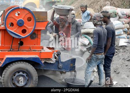 Narayanganj, Bangladesch - 21. März 2023: Kleiner Staub bedeckte die Körper von Steinbrechern, was eine ernsthafte Gesundheitsgefahr für sie bei Fatull ist Stockfoto