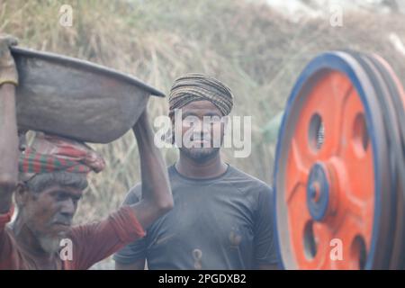 Narayanganj, Bangladesch - 21. März 2023: Kleiner Staub bedeckte die Körper von Steinbrechern, was eine ernsthafte Gesundheitsgefahr für sie bei Fatull ist Stockfoto