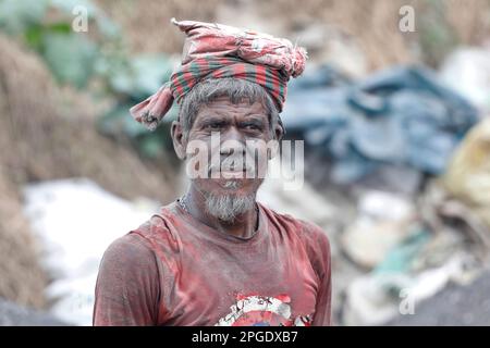 Narayanganj, Bangladesch - 21. März 2023: Kleiner Staub bedeckte die Körper von Steinbrechern, was eine ernsthafte Gesundheitsgefahr für sie bei Fatull ist Stockfoto