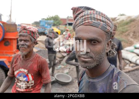 Narayanganj, Bangladesch - 21. März 2023: Kleiner Staub bedeckte die Körper von Steinbrechern, was eine ernsthafte Gesundheitsgefahr für sie bei Fatull ist Stockfoto