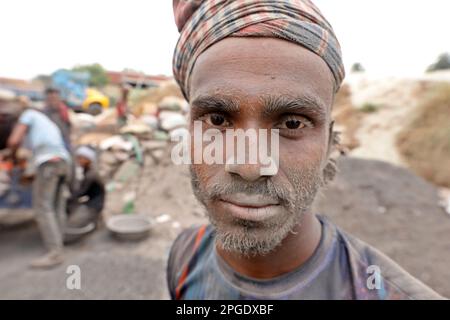 Narayanganj, Bangladesch - 21. März 2023: Kleiner Staub bedeckte die Körper von Steinbrechern, was eine ernsthafte Gesundheitsgefahr für sie bei Fatull ist Stockfoto