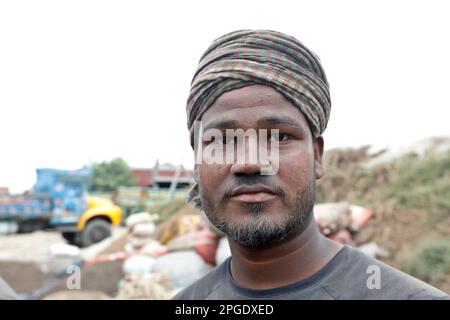 Narayanganj, Bangladesch - 21. März 2023: Kleiner Staub bedeckte die Körper von Steinbrechern, was eine ernsthafte Gesundheitsgefahr für sie bei Fatull ist Stockfoto