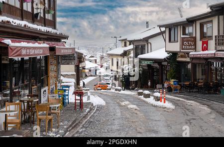 Ankara, Türkei- Februar 4 2023: Die Straße und Geschäfte rund um das Schloss Ankara an einem Wintertag Stockfoto