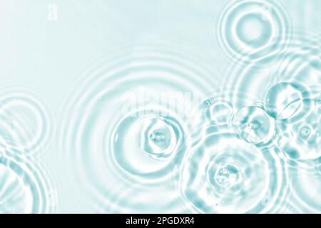 Abstraktes Wasser, kosmetischer Hintergrund mit Ringen, Wasseroberfläche. Hintergrund des Spa-Konzepts. Spritzen Sie kosmetische Feuchtigkeitscreme Wasser Mikellar Toner oder Emulsion Stockfoto