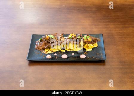 Die Zubereitung von Anticucho ist ganz einfach. Es werden gekochte Kartoffeln, in kleine Stücke geschnittenes Rinderherz, Essig, Gewürze und ein Dressing auf Chili- und pe-Basis verwendet Stockfoto