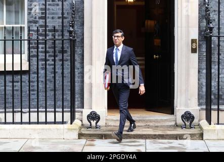 London, Großbritannien. 22. März 2023. Der britische Premierminister Rishi Sunak verlässt die Downing Street Nr. 10, um am Mittwoch, den 22. März 2023, an den Fragen des Premierministers im Parlament in London teilzunehmen. Foto: Hugo Philpott/UPI Credit: UPI/Alamy Live News Stockfoto