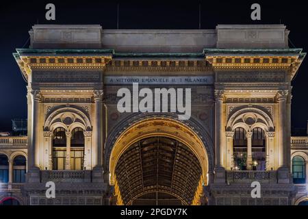 Mailand, Italien beleuchtete Galleria Vittorio Emanuele II Eintrittsdetails mit Inschrift, eine Arkade aus dem 19. Jahrhundert mit Geschäften am Hauptplatz des Duomo. Stockfoto