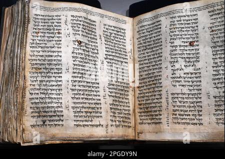 Tel Aviv, Israel. 22. März 2023. Der Codex Sassoon, die früheste und vollständigste Ausgabe der hebräischen Bibel, wird am Mittwoch, den 22. März 2023, im ANU Museum des jüdischen Volkes in Tel Aviv ausgestellt. Die Bibel, die vermutlich älter als 1.000 Jahre ist, soll am 16. Mai bei der Sotheby's Auction in New York verkauft werden und wird schätzungsweise für 30-50 Millionen Dollar verkauft werden. Der Codex Sassoon wurde seit 1982 nicht mehr ausgestellt und wird vom 23. Bis 29. März in Tel Aviv zu sehen sein. Foto von Debbie Hill/ Kredit: UPI/Alamy Live News Stockfoto