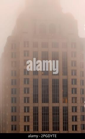 Die Spitze des Ritz-Carlton Hotels, bedeckt von Nebel, liegt in Downtown Atlanta, GA, vom Westin Peachtree Plaza Hotel aus gesehen. Stockfoto