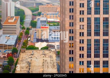 Die Landschaft Atlantas und ein Teil des Ritz-Carlton Hotels in der Peachtree Street 181 in Atlanta, GA, aus Sicht des Westin Peachtree Plaza Hotels. Stockfoto