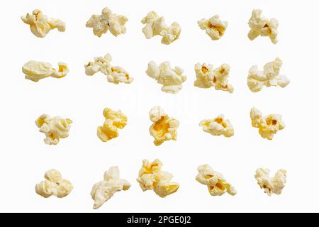 Set aus leckerem Käsepopcorn, isoliert auf weißem Hintergrund, Nahaufnahme. Film-, Kino- und Unterhaltungskonzept. Stockfoto